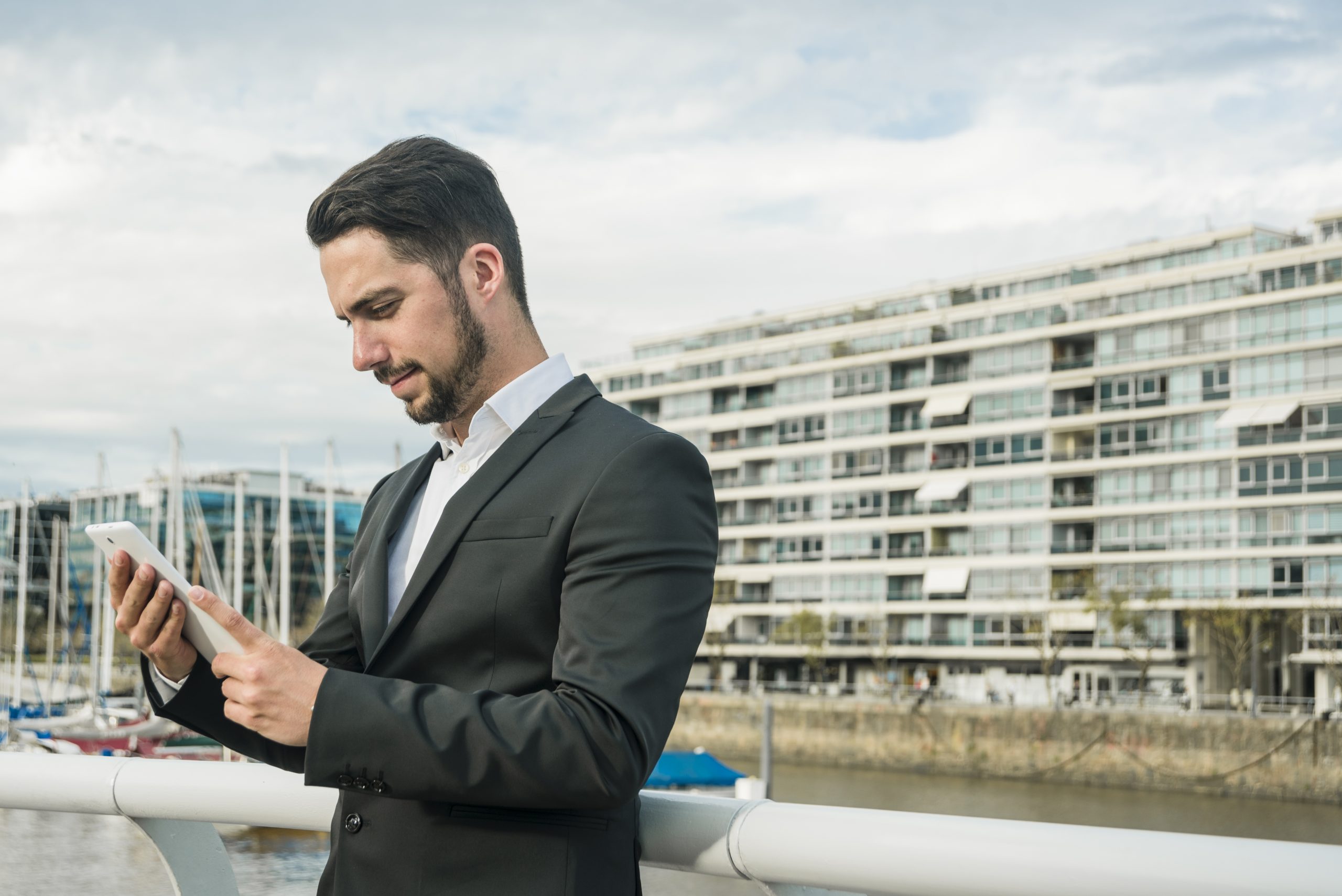 Managing life in Dubai using smartphone apps